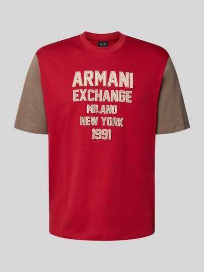 Produktfoto, T-Shirt mit Label-Stitching und Rundhalsausschnitt von Armani Exchange, rot-braune Farbkombi, reine Baumwolle, Regular Fit