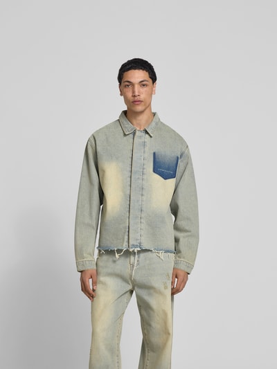 Männermodel trägt Hemdjacke in Denim-Optik von Don’t Waste Culture, reine Baumwolle, Relaxed Fit, Statement-Print, Kentkragen, Ganzkörperansicht von vorne.