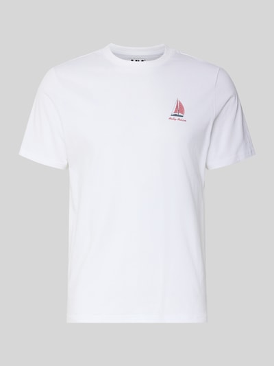 Produktfoto, weißes T-Shirt mit Logo- und Motiv-Print Modell 'SHORELINE' von Helly Hansen aus Baumwolle, gerader Schnitt, neutraler Hintergrund.