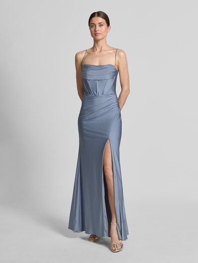 Frauenmodel trägt Abendkleid mit rückseitiger Schnürung und Gehschlitz von Mascara aus blauem Satin, Körpernaher-Schnitt, Maxikleid, Herz-Ausschnitt, Spaghettiträgern, Drapierungen, Gehschlitz, Ganzkörperansicht von vorne.