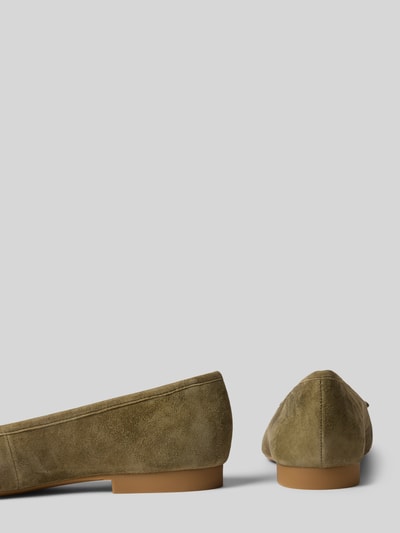 Produktfoto, ballerina uit echt leer Model 'Piper' van MICHAEL Michael Kors in olijfgroen met sierstrik, logodetail, gladde zool, hakhoogte maat 40: 1 cm, schachthoogte: 6 cm, schachtbreedte: 21 cm