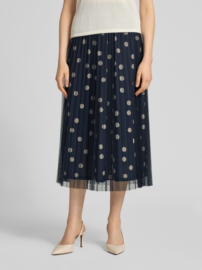 Frauenmodel trägt Leicht ausgestellter Midi-Rock mit Polka Dots von s.Oliver BLACK LABEL in Blau mit weißen Punkten, Plissee-Struktur, elastischer Bund, blickdichter Unterrock, Ganzkörperansicht von vorne.