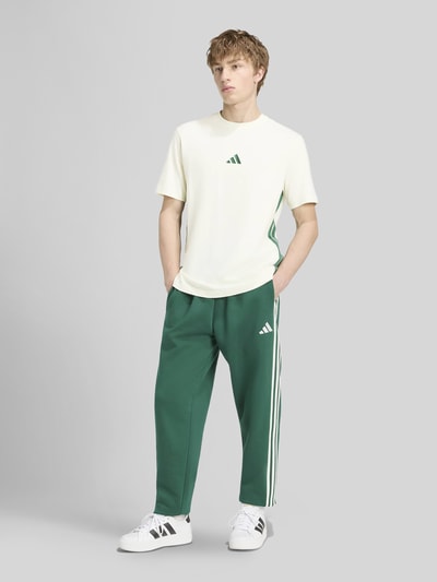 adidas Sportswear Relaxed Fit Sweathose mit Kontraststreifen Gruen 1