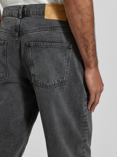 Männermodel trägt Straight Fit Jeans im Used-Look Modell 'Ryder' von Les Deux, reine Baumwolle, Detailaufnahme Rückansicht.