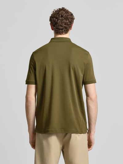 Männermodel trägt Regular Fit Poloshirt mit Logo-Stitching von Fynch-Hatton in Olivgrün, reine Baumwolle, Rückenansicht, Ganzkörperansicht Rückansicht.