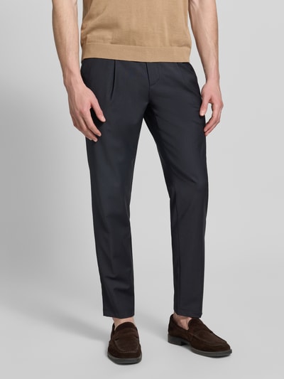 Männermodel trägt Straight Fit Stoffhose mit Woll-Anteil von g1920 in Dunkelblau mit Bundfalten, Eingrifftaschen, Haken-Reißverschluss, Nahaufnahme Unterkörper.