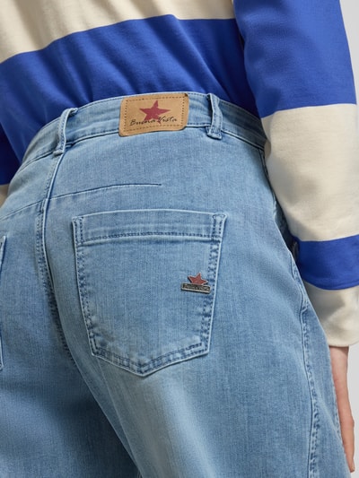 Frauenmodel trägt Barrel Fit Jeans mit Eingrifftaschen von Buena Vista im hellblauen Used-Look aus Baumwoll-Viskose-Mix, Detailaufnahme Rückansicht.