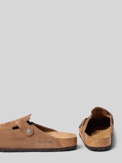 Produktfoto, Hausschuhe aus echtem Leder Modell 'Boston' von Birkenstock, braune Farbe, abgerundete Passform, offene Ferse, Absatzhöhe 3 cm, strukturierte Ledertextur, Herren Hausschuhe