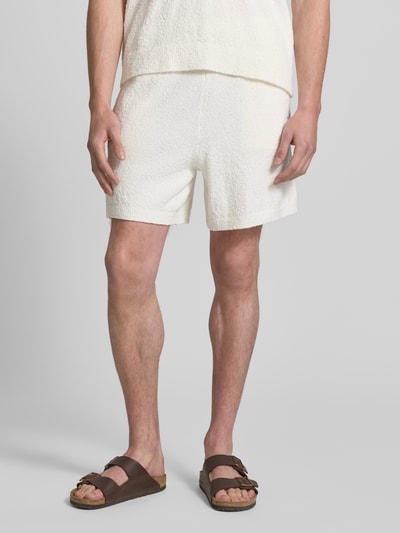 Männermodel trägt Relaxed Fit Sweatshorts aus Baumwoll-Mix von Lacoste, Optik: Unifarben, Materialverarbeitung: Bouclé, Ganzkörperansicht von vorne.