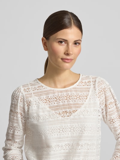 Frauenmodel trägt Blusenshirt aus Spitze mit Rundhalsausschnitt von Comma, weiß, Baumwoll-Mix, Regular-Fit, Nahaufnahme Oberkörper.
