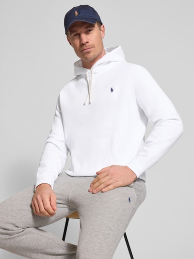 Männermodel trägt Regular Fit Hoodie aus Baumwoll-Mix von Polo Ralph Lauren, Optik: Unifarben, Logo-Detail, Sweat, Nahaufnahme Oberkörper.
