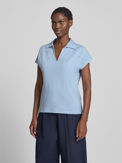 Frauenmodel trägt Regular Fit Poloshirt aus reiner Baumwolle von s.Oliver RED LABEL in Hellblau, glatte Textur, Ganzkörperansicht von vorne.