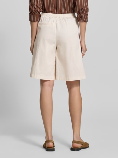 Frauenmodel trägt Bermudas mit Gesäßtasche Modell 'ROVENA' von Soyaconcept, Baumwoll-Elasthan-Mix, Regular-Fit, Ganzkörperansicht Rückansicht.