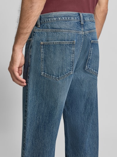 Männermodel trägt Baggy Jeans im klassischen 5-Pocket-Look van REVIEW, blauw, puur katoen, detailopname achterzijde