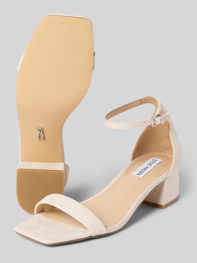 Produktfoto, Pantolette aus echtem Leder Modell 'Gena' von Steve Madden, eckig verlaufende Form, dünner Riemen, Blockabsatz, glatte Sohle, beigefarbene Töne, Absatzhöhe 4 cm, samtige Textur, Produktdetails und Marke sichtbar.