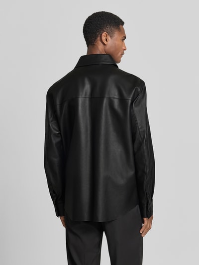 Mężczyznamodel nosi kurtka skórzana Regular Fit Lederjacke aus echtem Lammleder Modell 'C-MOVITZ' von BOSS, czarny, gładka skóra, wykładany kołnierz, listwa guzikowa, wytłoczone logo, pas na plecach, długi rękaw z mankietem, zaokrąglone wykończenie, brustasza, materiał: skóra jagnięca, Ganzkörperansicht Rückansicht.