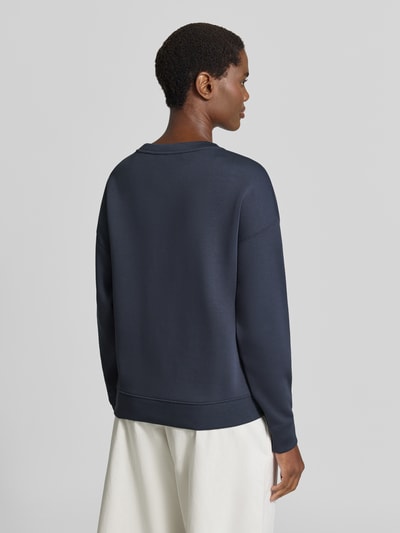 Frauenmodel trägt Relaxed Fit Sweatshirt mit elastischen Abschlüssen von MSCH Copenhagen, dunkle Farbe, glatte Textur, Ganzkörperansicht Rückansicht.
