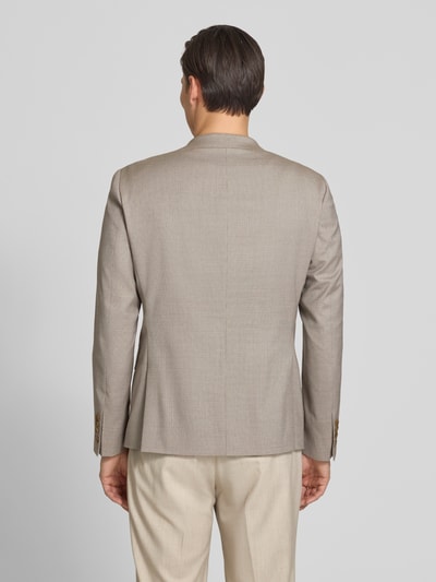Männermodel trägt Slim Fit 2-Knopf-Sakko mit Pattentaschen von JOOP! Collection, beige, Woll-Mix, Rückenansicht, Ganzkörperansicht Rückansicht.