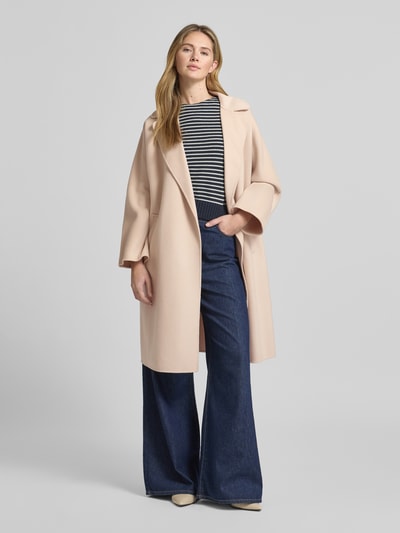 Frauenmodel trägt Regular Fit Wollmantel aus Schurwoll-Mix Modell 'CIVADA' von Weekend Max Mara, unifarben, Ganzkörperansicht von vorne.