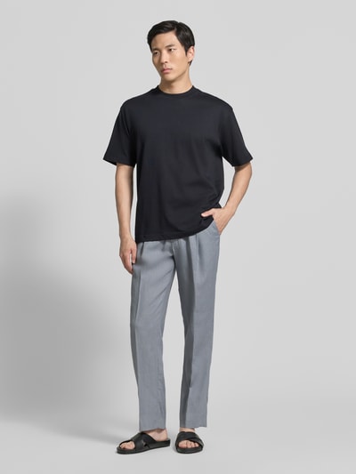 Männermodel trägt Straight Fit Leinenhose mit Bügelfalten von JAKE*S STUDIO MEN in Hellgrau, Reine Leinen, Eingrifftaschen, seitliche Gesäßtaschen, teilelastischer Bund, Knopf- und Reißverschluss, Bundweite 42 cm, Innenbeinlänge 75 cm, Ganzkörperansicht von vorne.