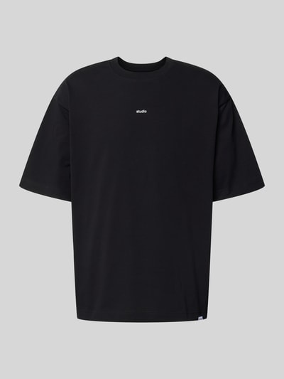 Produktfoto, schwarzes Regular Fit T-Shirt aus reiner Baumwolle von SEIDENSTICKER STUDIO mit Rundhalsausschnitt, schlichte Optik, Label-Details.