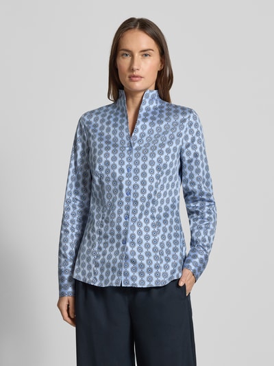 Frauenmodel trägt Slim Fit Bluse im Allover-Look mit Stehkragen von ETERNA in Hellblau mit Knopfleiste, Rückenlänge 68 cm, Ganzkörperansicht von vorne.