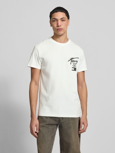Männermodel trägt Regular Fit T-Shirt aus reiner Baumwolle von Tommy Jeans, Optik: Unifarben, Label-Print, Rundhals, Kurzarm, Webware, Ganzkörperansicht von vorne.