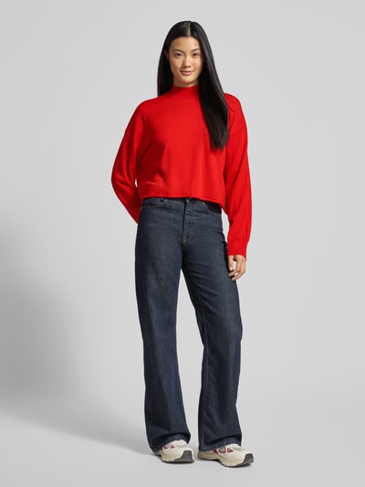 Vrouwenmodel draagt Oversized Strickpullover mit Stehkragen Modell 'MATHISA' van Drykorn, rood, geribde afwerking, pure scheerwol, full body vooraanzicht.