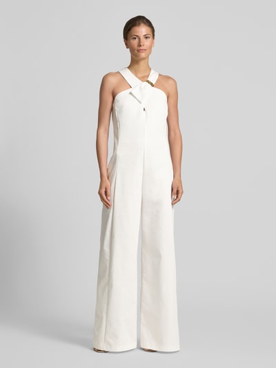 Frauenmodel trägt Wide Fit Jumpsuit mit Zierschnalle von Rinascimento in Creme, ärmellos, tailliert, glatte Textur, Ganzkörperansicht von vorne. Elastischer Baumwoll-Mix, lange, weite Beine, Zierschnalle am Ausschnitt, Rückenlänge Größe S 156 cm, Brustweite 40 cm, Innenbeinlänge 82 cm.