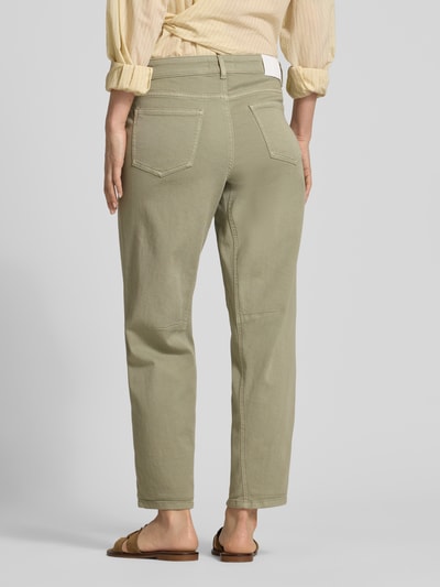 Frauenmodel trägt Relaxed Fit Jeans Modell 'Melly' von OPUS PANTS, Baumwoll-Mix mit Stretch-Anteil, Eingrifftaschen, Ganzkörperansicht Rückansicht.