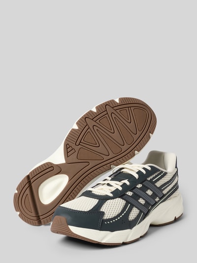 Produktfoto, Sneaker mit Label-Detail von adidas Sportswear in Weiß und Dunkelblau, Material-Mix, abgerundete Spitze, strukturierte Sohle