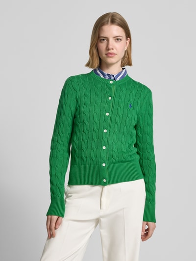 Frauenmodel trägt Regular Fit Strickjacke aus reiner Baumwolle von Polo Ralph Lauren in Optik: Unifarben, Strukturiert, Logo-Stitching, einreihige Knopfleiste, Rundhals, Langarm, Ärmelabschluss Gerippt, Materialverarbeitung: Zopfstrick, Ganzkörperansicht von vorne.