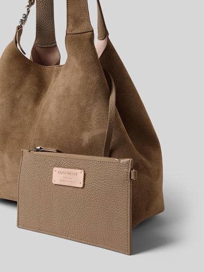 Produktfoto, Handtasche aus echtem Leder von Coccinelle in Beige mit strukturierter Oberfläche, herausnehmbarem Innenfach und Logo-Detail