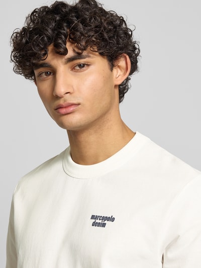 Männermodel trägt Relaxed Fit Oversized Shirt aus reiner Baumwolle von Marc O'Polo Denim, unifarbenes Jersey, Nahaufnahme Oberkörper.