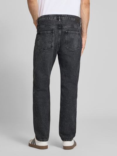 Männermodel trägt Straight Fit Jeans aus reiner Baumwolle Modell 'Sverre' von Marc O'Polo, dunkles Grau, sichtbare Jeansstruktur, Ganzkörperansicht Rückansicht, Herren Straight Fit Jeans von Marc O'Polo DENIM
