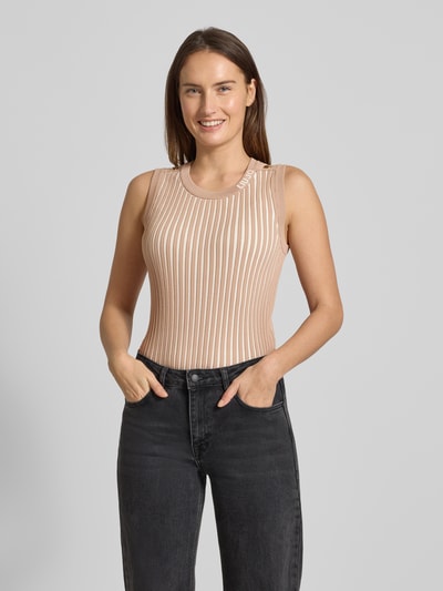 Modelka nosi Stricktop aus Viskose-Mix mit Zierknöpfen od LIU JO SPORT w beżowym kolorze, faktura w prążki, widok od przodu, ujęcie całej sylwetki. Slim Fit, detal z logo, długość pleców 59 cm dla rozmiaru S.