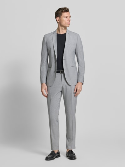 Männermodel trägt Slim Fit Anzughose mit Hahnentritt-Muster Modell 's.O ULTIMATE' von s.Oliver BLACK LABEL in Grau, Ganzkörperansicht von vorne. Business-Optik, Allover-Muster, Viskose-Mix, gerader Beinabschluss mit Bügelfalten, seitliche Eingrifftaschen und Gesäßtaschen, geeignet für Hochzeit und feierliche Anlässe.