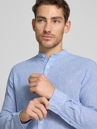 Męski model trägt Slim Fit Freizeithemd aus mieszanka lnu i bawełny Modell 'SUN' von CINQUE, kolor jasnoniebieski, stójka, długość tyłu 77 cm, szerokość ramion 46 cm, długość rękawów 65 cm, krój slim fit, mieszanka lnu i bawełny, koszula casualowa, Ganzkörperansicht von vorne