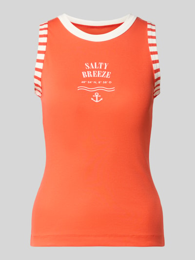 Frauenmodel trägt Slim Fit Top mit Statement-Print von Marc Cain in Orange mit Rundhalsausschnitt, Baumwoll-Mix, Ganzkörperansicht von vorne. Rückenlänge bei Größe 36: 50 cm.