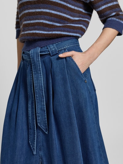Frauenmodel trägt Jeansrock mit Bindegürtel Modell 'Koda' von MOS MOSH, aus Lyocell, A-Linie, Midirock, mit Gehschlitz; Nahaufnahme Oberkörper.