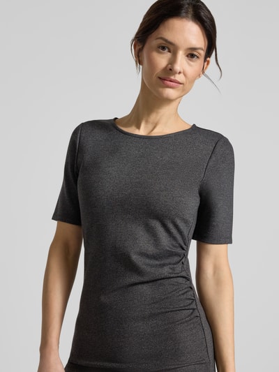 Frauenmodel trägt knielanges Kleid aus Viskose-Mix Modell 'CHARLIE' von GUIDO MARIA KRETSCHMER WOMAN, figurbetont, Rundhalsausschnitt, 1/2-Arm, Nahaufnahme Oberkörper.