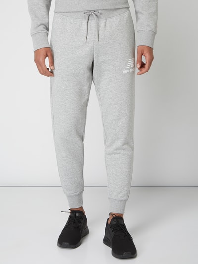 New Balance Athletic Fit Sweatpants mit Logo-Print  Mittelgrau Melange 4