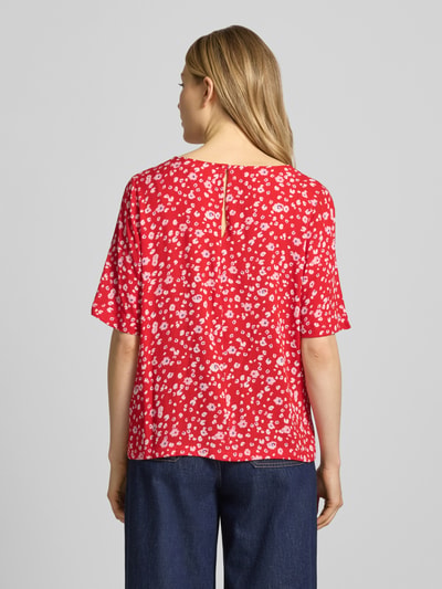Frauenmodel trägt Blusenshirt aus Reine Viskose mit 1/2-Arm Modell 'MARRAKECH' von ICHI, Allover-Look, Regular-Fit, Rückenlänge 58 cm, Ganzkörperansicht Rückansicht.
