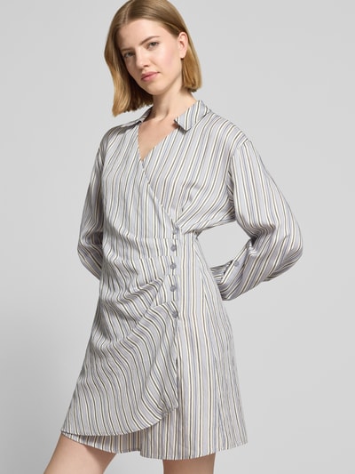Frauenmodel trägt Hemdblusenkleid aus Viskose-Mix in Wickel-Optik von JAKE*S STUDIO WOMAN, gestreift, tailliert, Minikleid, Nahaufnahme Oberkörper.