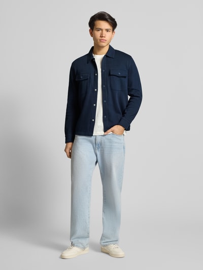 Männermodel trägt Relaxed Fit Hemdjacke aus reiner Baumwolle von Marc O'Polo Denim, Optik: Unifarben, Ganzkörperansicht von vorne.