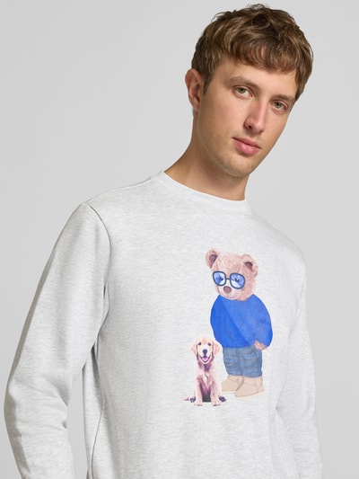 Mannenmodel draagt Sweatshirt met Motiv-Print van CHILL PILL, katoenmix met viscose, regular fit, ronde hals, lichtgrijs, Nahaufnahme Oberkörper.