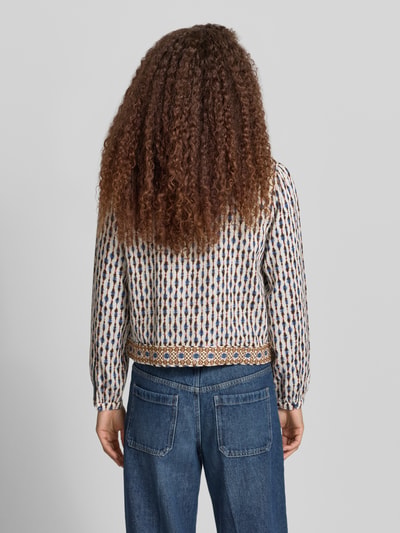Vrouwenmodel draagt Regular Fit blouson uit puur katoen model 'KIM' van Pepe Jeans met all-over motief, zonder kraag, lange mouw, popeline materiaalverwerking; patroon en labelstitching, knoopsluiting, gestreept motief aan binnenzijde, manchet; kleur: multicolor; rugaanzicht volledige lichaamsopname.