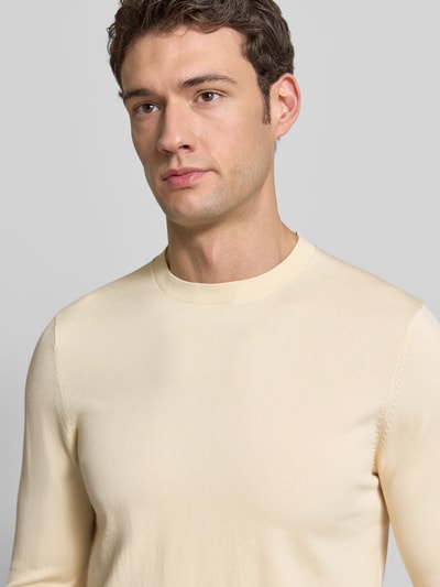 Męski model nosi Regular Fit Strickpullover mit Seide-Anteil von Profuomo, mieszanka lyocellu i bawełny, okrągły dekolt, prążkowane wykończenia, kremowy kolor, długość tyłu 70 cm, długość rękawów 73 cm, widok z przodu, zbliżenie na górną część ciała.