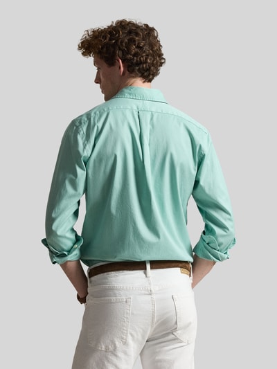 Männermodel trägt Regular Fit Freizeithemd aus reiner Baumwolle von Polo Ralph Lauren in mint, Optik: Unifarben, Ganzkörperansicht Rückansicht.