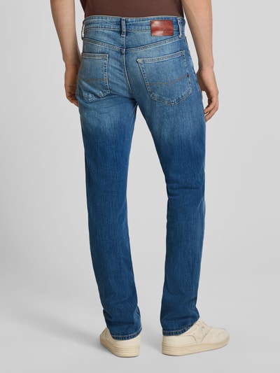 Männermodel trägt Slim Fit Jeans aus Baumwoll-Mix Modell 'Hatch' von Pepe Jeans, mittleres Blau, Herren Slim Fit Jeans, Ganzkörperansicht Rückansicht.